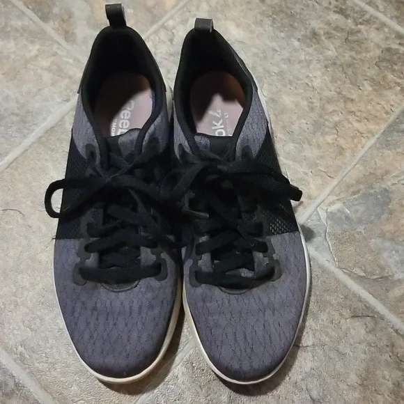 Sz 8 Reebok Runners - Picture 4 of 4